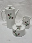 Jogo de servir chá, café com 3 peças em porcelana Renner Medaillon floral. Medindo o bule 16,5cm de altura.