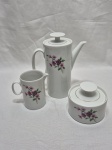 Jogo de servir chá, café com 3 peças em porcelana Renner Medaillon floral. Medindo o bule 17cm de altura.