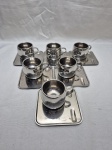 Jogo de 6 xícaras de café em aço inox Tramontina com pires quadrado. Medindo 6,5cm x 5,5cm de altura.