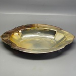 METAL - Travessa oval em metal espessurado a prata. Med. 4,5x35x22 cm.