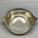 METAL - Tigela com delicadas alças em metal espessurada a prata. Med. 6x19x15 cm.