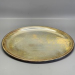 METAL - Bandeja oval em metal espessurado a prata, fundo lavrado, monograma ao centro, borda perolada. Med. 33x26 cm.