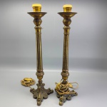 ARTE SACRA - Parde tocheiros sacros em metal dourado, pés trabalhados, corpo canelado, adaptados para energia elétrica. Não testado e sem garantia. Alt. 47 cm. Marcas do tempo e de uso.