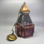 LUSTRE - Antiga lanterna pendente em metal e vidro martelado em tom âmbar. Med. 43x24x24 cm. Necessita revisão elétrica.