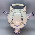 FAIANÇA - Cântaro em faiança portuguêsa da fábrica CARVALINHOS, cidade do Porto, pintado mão, decorado com motivos vegetalistas. Med. 24x22 cm.