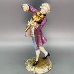 PORCELANA - CAPODIMONTE - Fina porcelana, ricamente policromada, super delicada, representando VIOLINISTA. Alt. 20 cm.