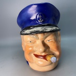 FAIANÇA - Antiga caneca em faiança portuguesa, policromadda, marcada na base, da antiga fábrica SACAVEM. Med. 21x15 cm. Apresenta desgastes na aba do boné.