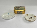 PORCELANA - Lote de 3 peças, sendo porta joias e 2 cinzeiros. Med. 6x12x9 cm, 3x12x9 cm e 10 cm.