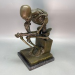 ESCULTURA - Escultura de esqueleto de pensador sólido de bronze sobre base de mármore preto assinado Milo. Med. 24x13x13 cm.