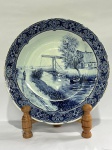PORCELANA HOLANDESA - DELFT BLUES - Antigo prato de coleção em porcelana holandesa, nas cores azul e branco decorado por paisagem. Dia. 30 cm.