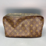 ACESSÓRIOS - Antiga e autêntica Louis Vuitton - Monograma Trousse toilette 28, cor marrom. Marcas do tempo e de uso.