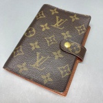 ACESSÓRIOS - Antiga e autêntica Louis Vuitton - Monograma -bloco de anotações, cor marrom. Med. 15x10 cm. Marcas do tempo e de uso.