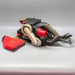 FERRAMENTA - Lixadeira de cinta com maleta SKIL. Med. 32x48x20 cm. Sem garantia.