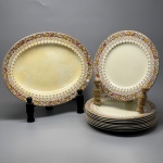 SEMI PORCELANA - Inglêsa MILFORD - Parte de jogo de jantar, na tonalidade bege, decorado no padrão, florido, colorizado e delicadas treliças, faixa dourada. Composta de: 9 pratos rasos e travessa. Med. 22 cm e 30,5x25 cm. Marcas do tempo e de uso.