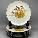 PORCELANA - Lindo conjunto de 6 pratos em porcelana com decoração de SPAGHETTI. Med. 26 cm.