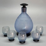 DEMI CRISTAL - Linda licoreira com 5 cálices, com decoração de Dama e listras, acidadas, corpo azul e bases pretas. Med. 19 cm e 15 cm.