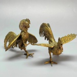 BRONZE - Par de galos de briga, espessurados a prata. Alt. 13 cm e 10 cm.