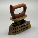DIVERSOS - Antigo ferro de passar a brasa. Med. 17x15x6 cm. Marcas do tempo e de uso.
