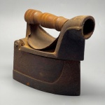 DIVERSOS - Antigo ferro de passar a brasa. Med. 19x18x11 cm. Marcas do tempo e de uso.