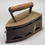 DIVERSOS - Antigo ferro de passar a brasa - MAFER. Med. 16x20x9 cm. Marcas do tempo e de uso.