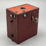 COLECIONISMO - Antiga máquina fotográfica. Med. 13x14x8 cm.???