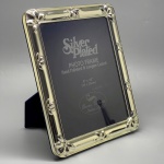 DIVERSOS - Belo porta retrato com moldura em metal espessurado a prata. Med. 20x15 cm.