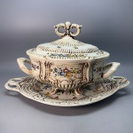 PORCELANA - Sopeira com presentoir e colher. Med. 35x36x21 cm. Concha quebradd. Med. 45x30 cm.