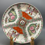 PORCELANA - FAMILIA ROSA ( CIAS DAS INDIAS SEC XIX ) - Importante prato medalhão em pasta de porcelana chinesa esmaltado nos esmaltes "Família Rosa", farta decoração floral, diâmetro 30 cm. Bicados e fio de cabelo.