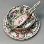 PORCELANA - Tigela com colher e pires em porcelana oriental, decorada com flores. Med. 5x11 cm, .16 cm e 15 cm.