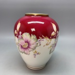 PORCELANA - Potiche em porcelana branca e vinho com detalhes dourados, decoração de flores. Med. 23 cm.