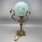 ABAJUR - Lindo abajur em bronze, cúpula ricamente lapidade com decorado de dragões no bronze. Med. 48 cm.