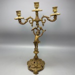 BRONZE - Candelabro em bronze decoração de boneca. Med. 46x28 cm.