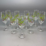 DEMI CRISTAL - Conjunto de 9 fluts, decorado com ramos e frutos. Med. 19 cm.