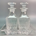 CRISTAL - Galheteiro em cristal lapidado. Med. 14 cm e 16x8 cm.