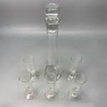 DEMI CRISTAL - Licoreira e 5 taças de licor decorada delicadas estrelas lapidadas . Med. 30 cm e 12,5 cm.