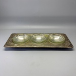 DEMI CRISTAL - Petisqueira em metal espessurado a prata com 3 recipientes em demi cristal. Med. 2x40x17 cm.