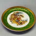 VISTA ALEGRE - Pratinho decorativo e porcelana portuguesa, decorado com cenas galantes. Med. 12,5 cm.