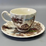 PORCELANA - Xícara de coleção em porcela inglesa, colorizada, decoração palaciano. Med. 5x10x6,5 cm e 11,5 cm.