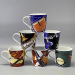 PORCELANA - Conjunto de 6 xícaras de café coloridas e decoradas com tema musicais. Med. 6x8,5x6 cm e 12 cm.
