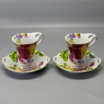 PORCELANA - Lote de canecas decoradas com frutas polocromadas. Med. 10 cm e 15 cm.