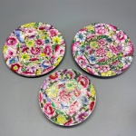 PORCELANA - FAMILIA ROSA - Lote de 3 pratos em pasta de porcelana chinesa esmaltado nos esmaltes "Família Rosa", farta decoração floral. Med. 15 cm e 12 cm.