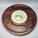 DIVERSOS - ANTIGA BANDEJA TROPIC ART GIRATÓRIA PARA QUEIJOS EM MADEIRA ANOS 60/70, COM PRATO INTERNO EM PORCELANA OXFORD. MED: 6x44 cm, PRATO INTERNO 18 CM.