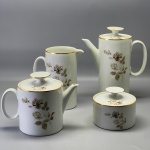 PORCELANA - Parte de jogo de chá e café em porcelana branca, decorada com motivo floral e friso dourado. Composto de: Bules, leiteira, açucareiro. Med. 24x20 cm e 12x10 cm.