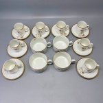 PORCELANA - Parte de jogo de chá e café em porcelana branca, decorada com motivo floral e friso dourado. Composto de: 8 xícaras de café e 4 xícaras de chá. Med. 5x10x8 cm, 5x6x5 cm e 10 cm.