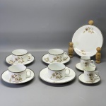 PORCELANA - Parte de jogo de chá e café em porcelana branca, decorada com motivo floral e friso prateado. Composto de:  2 xícaras de café, 4 xícaras de chá e 2 pratos. Med. 5x10x8 cm, 5x6x5 cm, 10 cm, 15,5 cm e 18 cm.