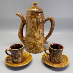 CERÂMICA - Bule decorado em formato de tronco acompanha 2 xícaras. Med. 14 cm. 6 cm e 10 cm.