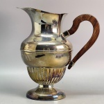 METAL - Jarrinha em metal espessurado a prata com cabo em madeira. Med. 16 cm.