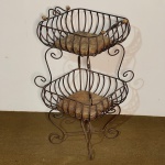 MOBILIÁRIO - Fruteira em ferro e madeira. Med. 78x42x38 cm.