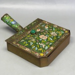 METAL - Lindo cata migalhas em metal dourado, decorado com flores esmaltadas e policromadas. Med. 6x20x15 cm.