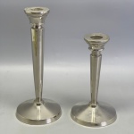 METAL - Lote de castiçais em metal espessurados a prata. Maior 22 cm e menor 17  cm.